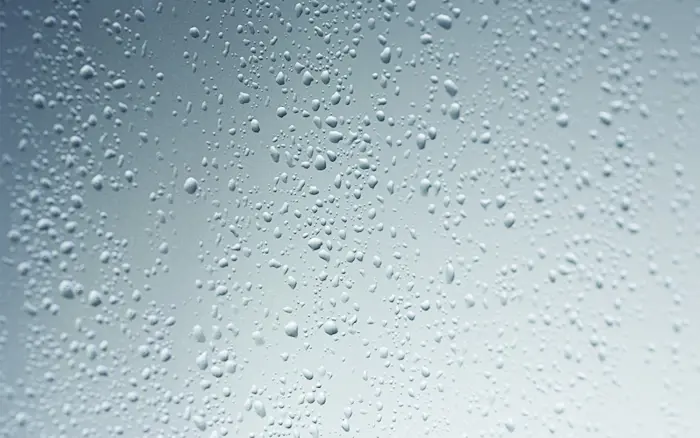 Vattendroppar på en glasskiva