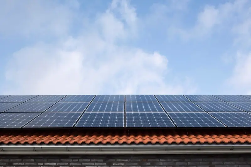 Lunds Kommuns Fastighets AB investerar i en solcellanläggning till kvarteret Rådhusrätten i Lund. Kraftringen kommer att leverera solcellanläggningen, som ska vara i drift till sommaren. Affären är värd drygt tio miljoner kronor.